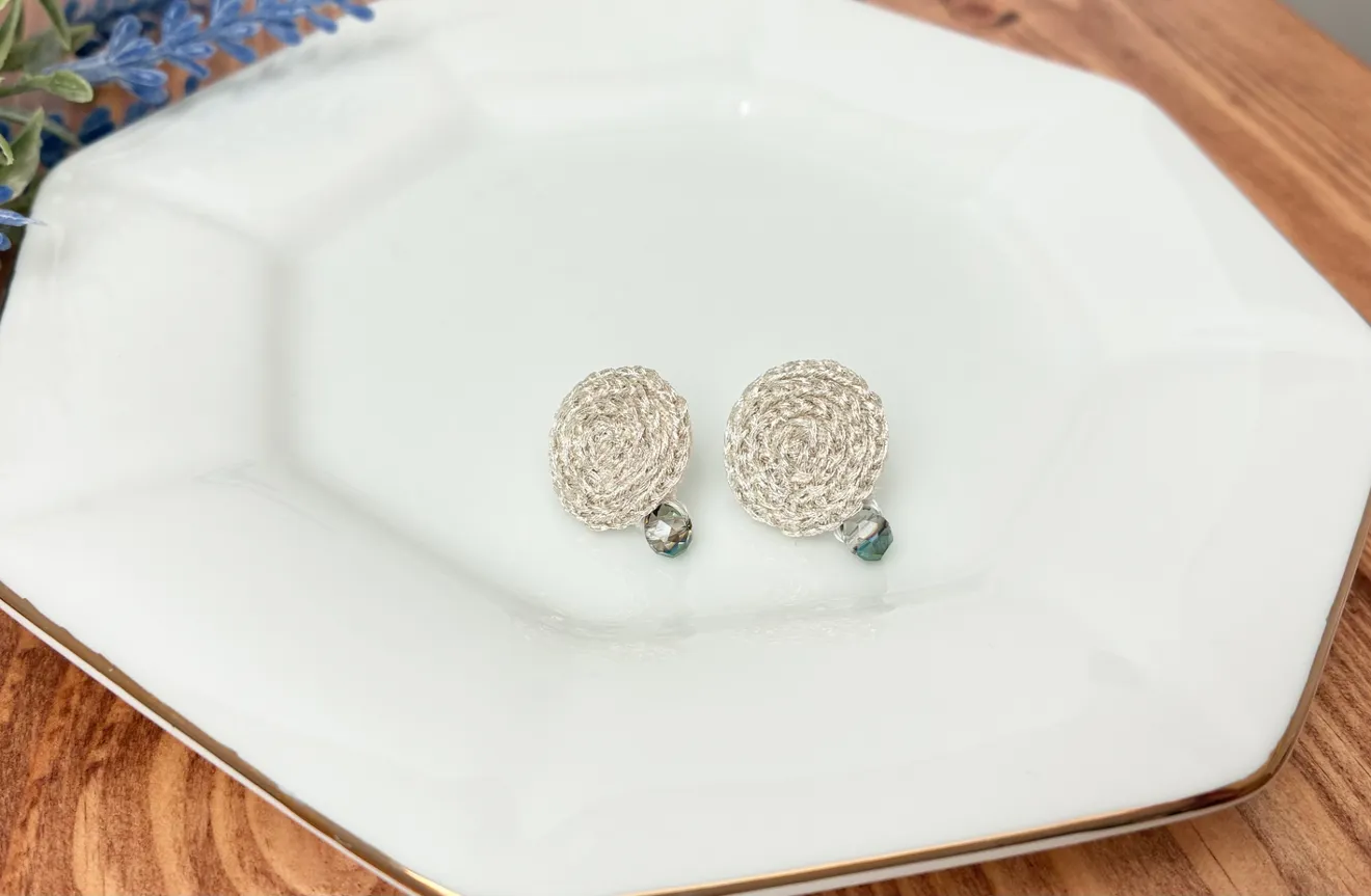 シルバー刺繍とガラスビーズのピアス