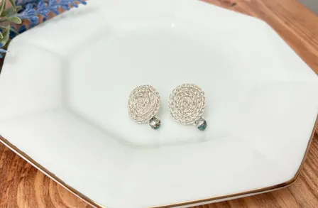 シルバー刺繍とガラスビーズのピアス