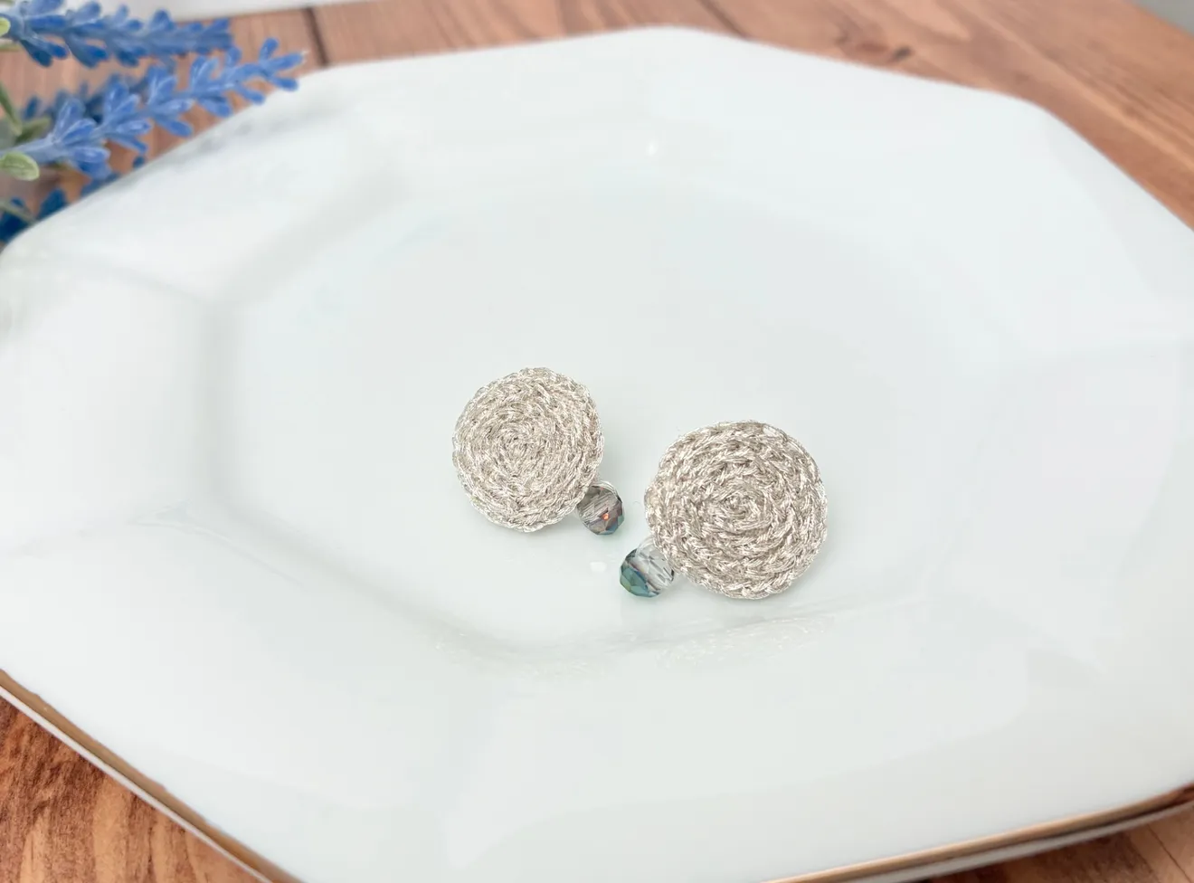 シルバー刺繍とガラスビーズのピアス