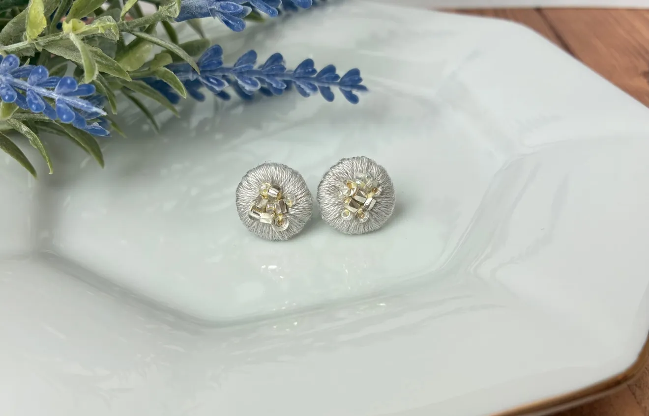 刺繍とビーズのまーるいピアス   〈1.5〉