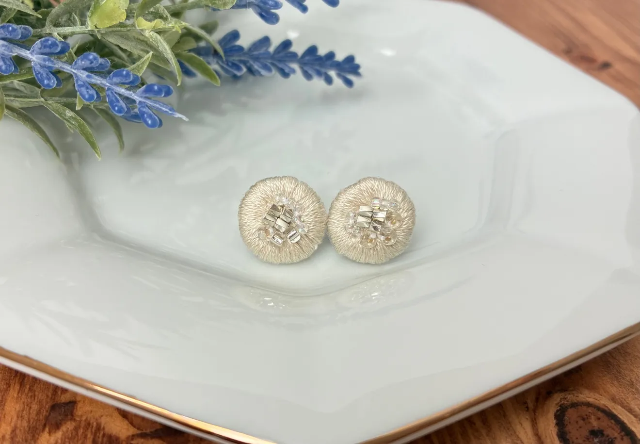 刺繍とビーズのまーるいピアス   〈1.5〉