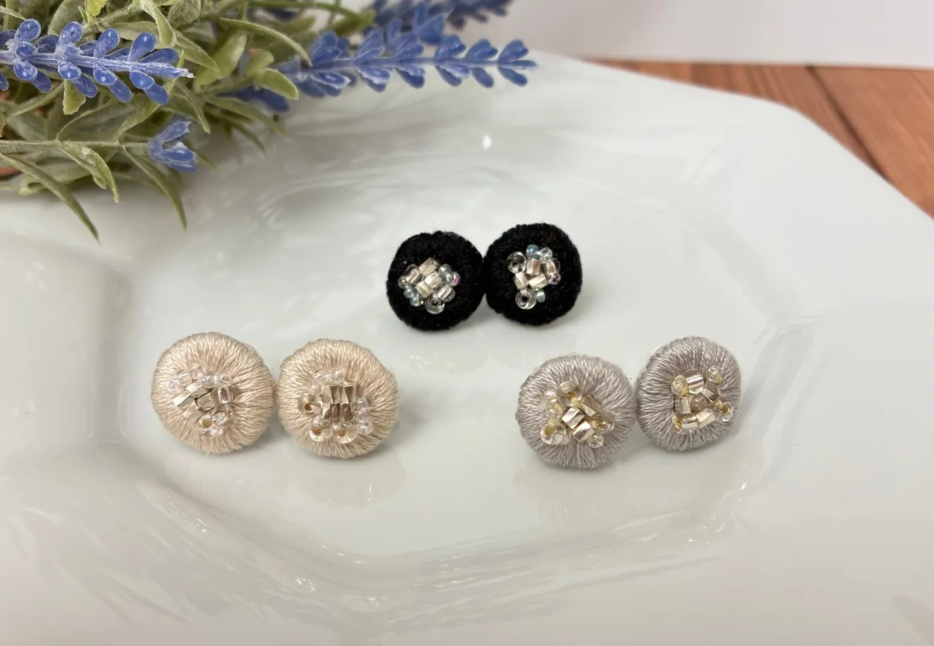 刺繍とビーズのまーるいピアス   〈1.5〉
