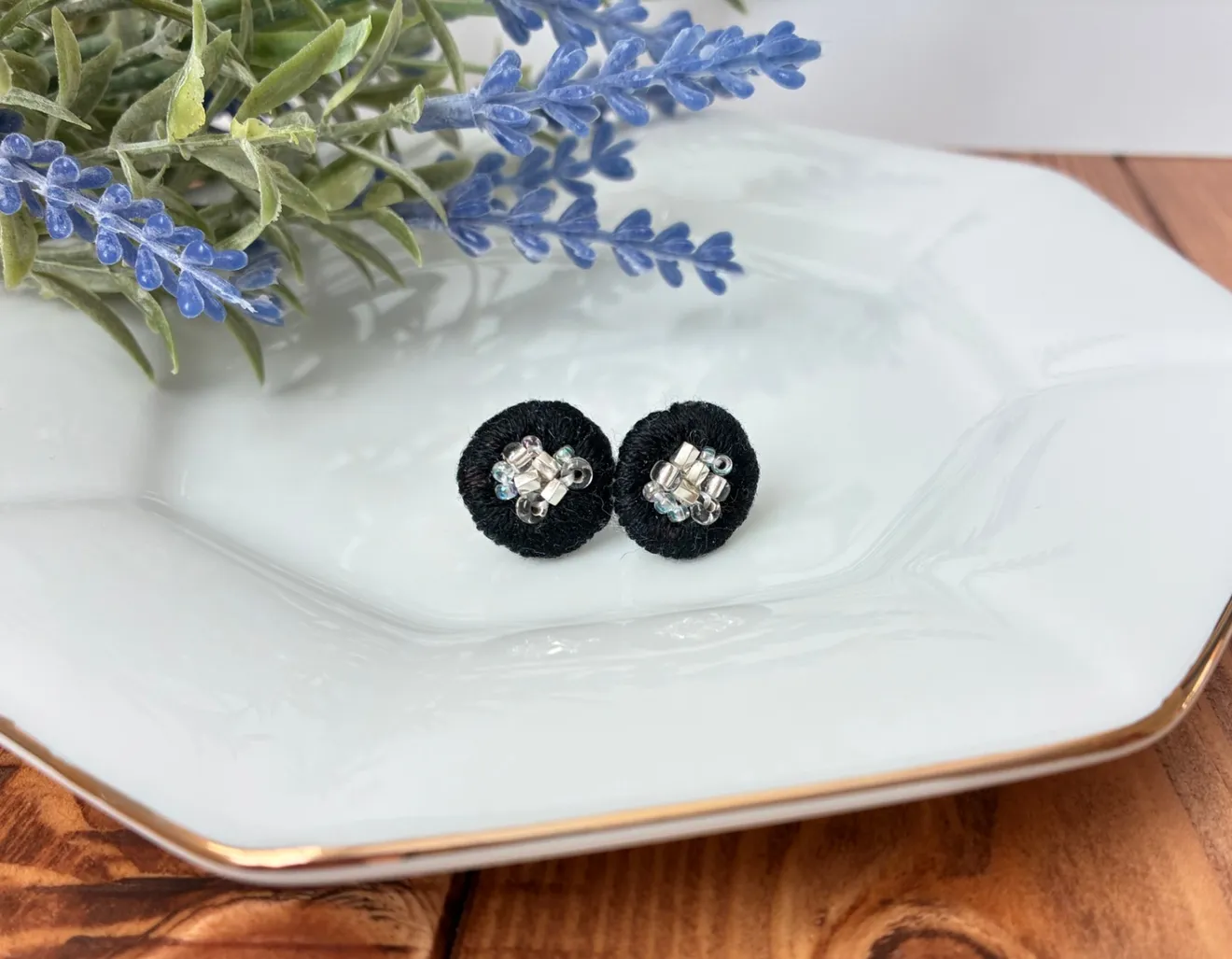 刺繍とビーズのまーるいピアス   〈1.5〉