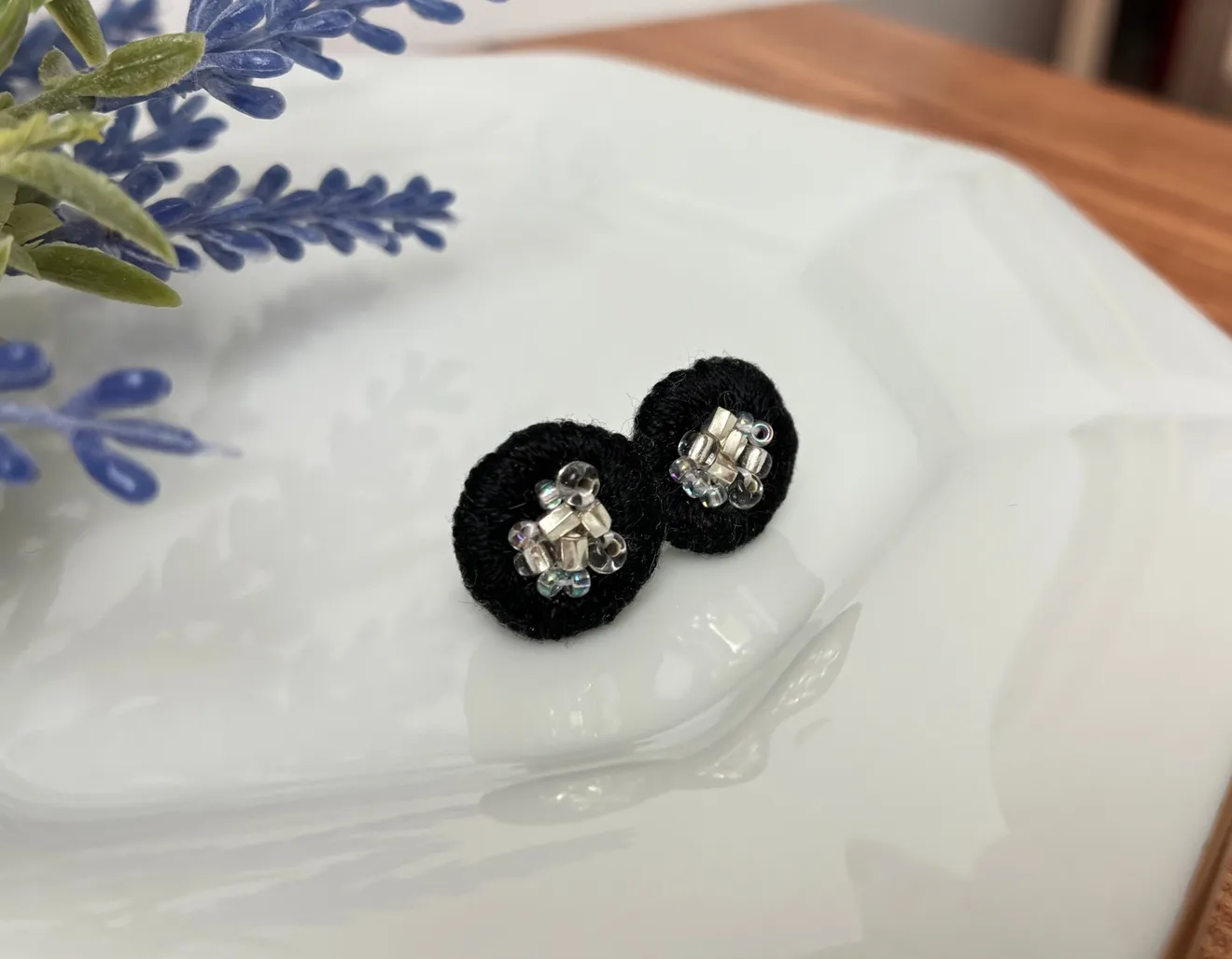 刺繍とビーズのまーるいピアス   〈1.5〉