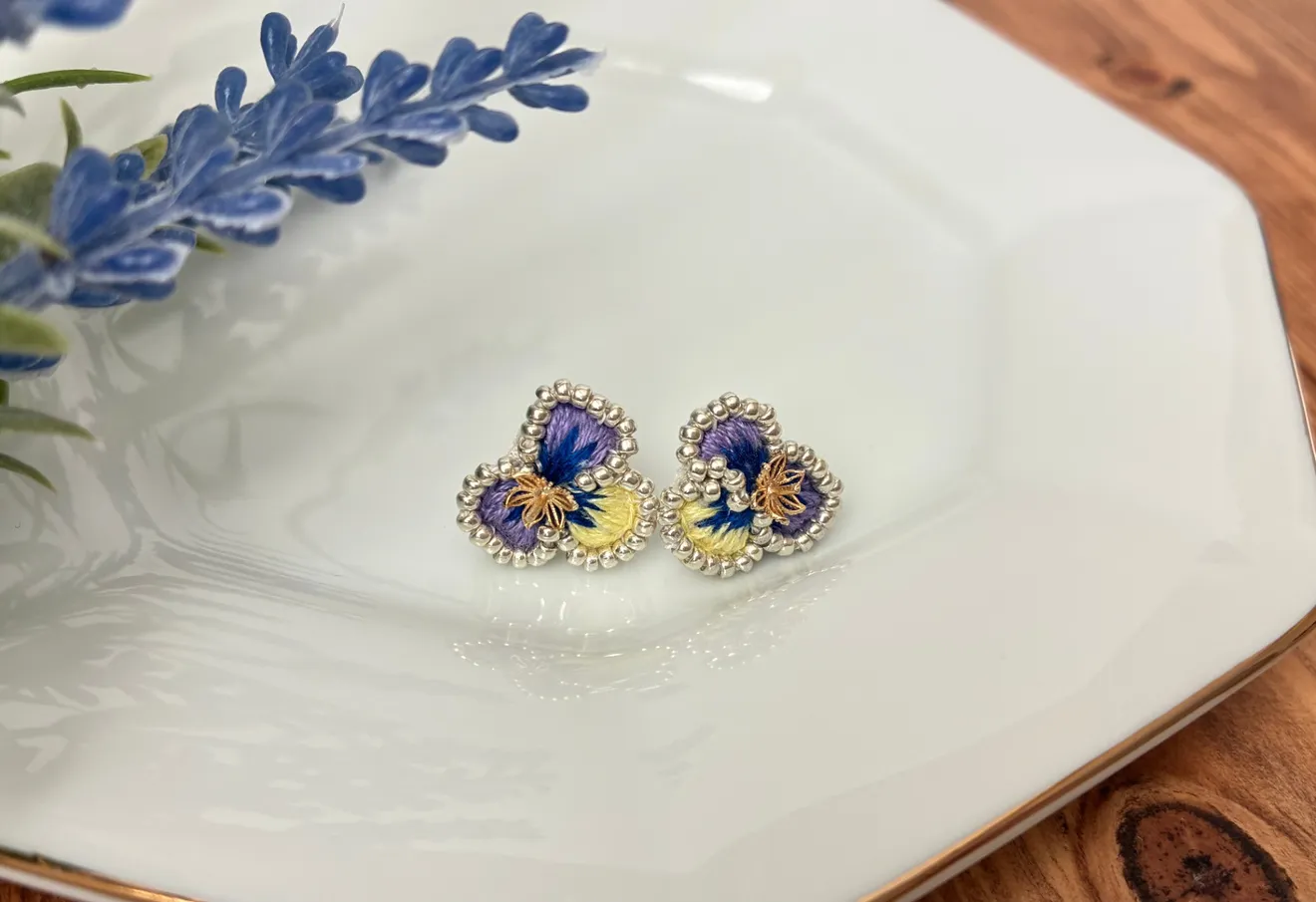 刺繍とビーズのすみれの花ピアス