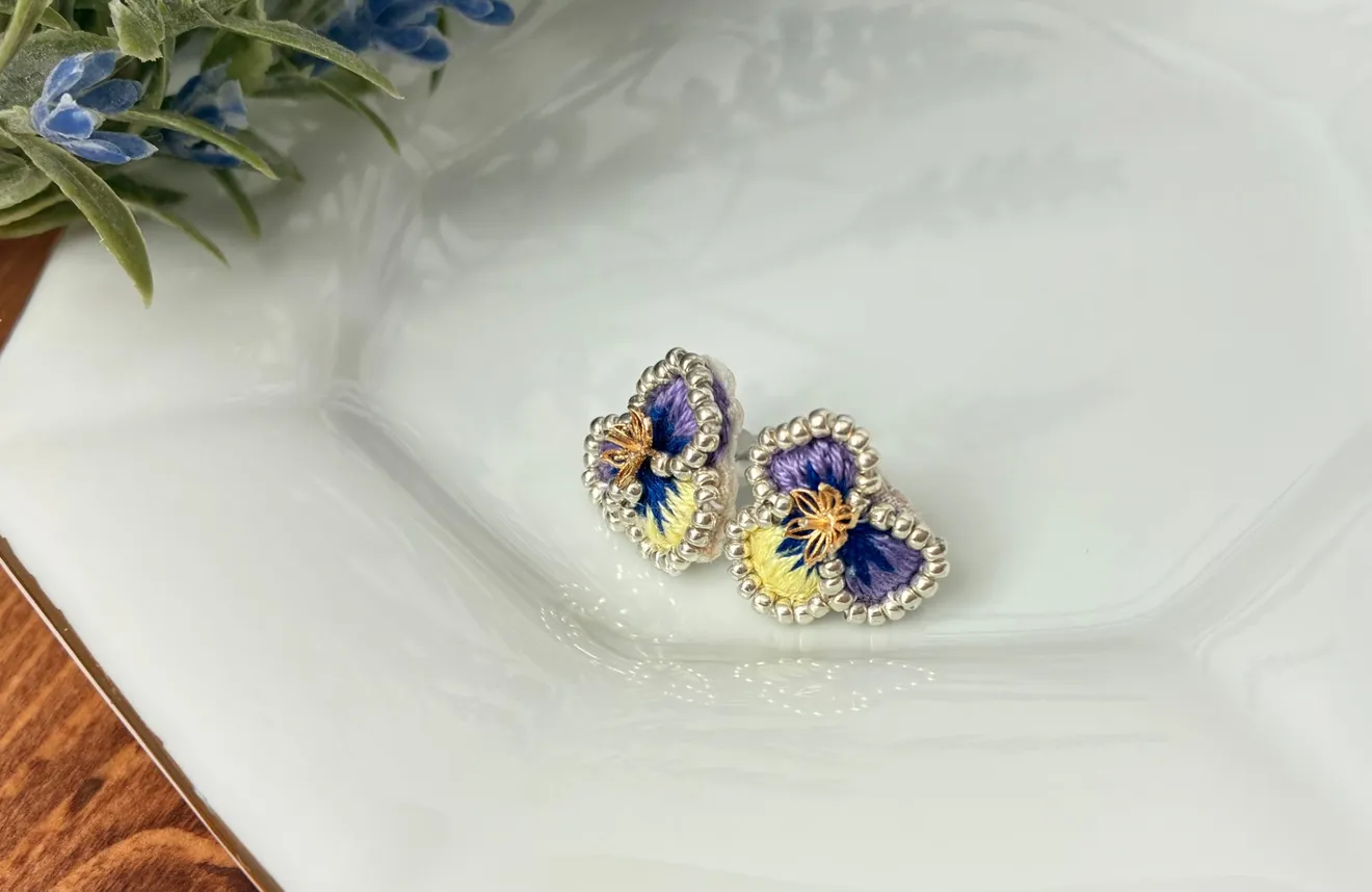 刺繍とビーズのすみれの花ピアス