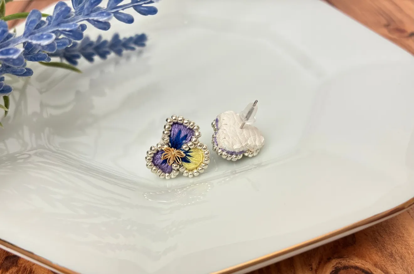 刺繍とビーズのすみれの花ピアス