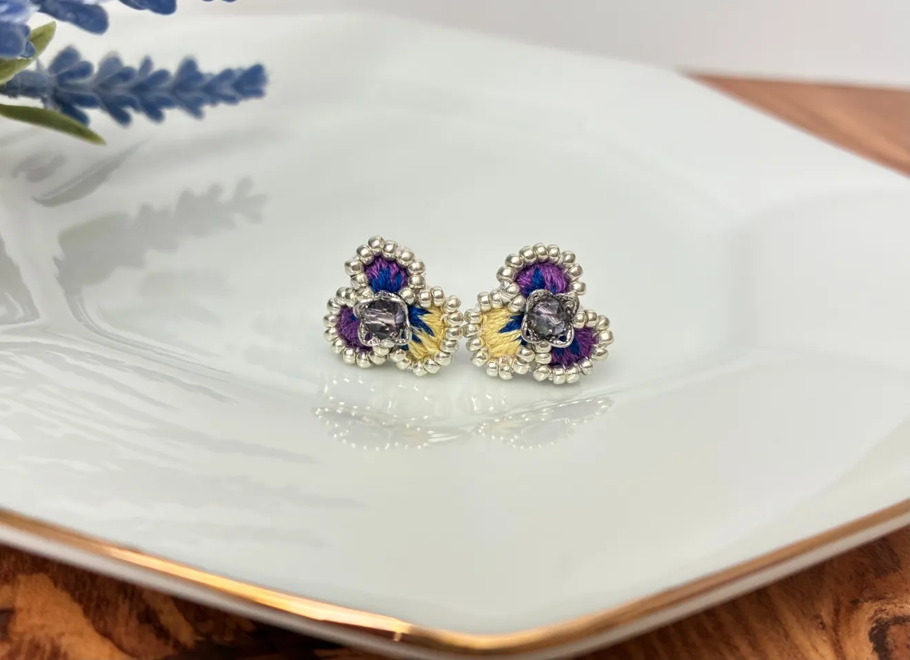 刺繍とビーズのすみれの花ピアス