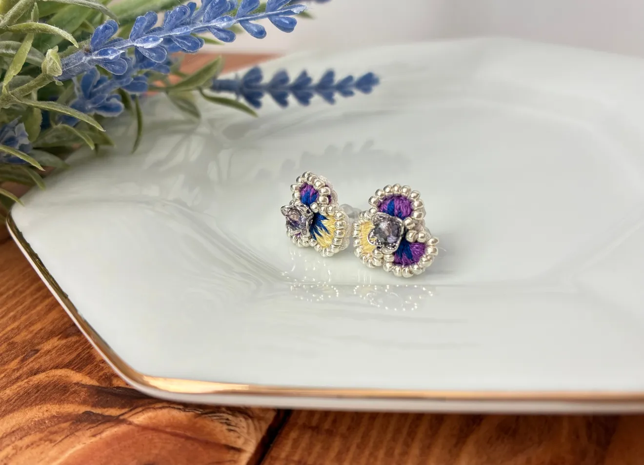 刺繍とビーズのすみれの花ピアス