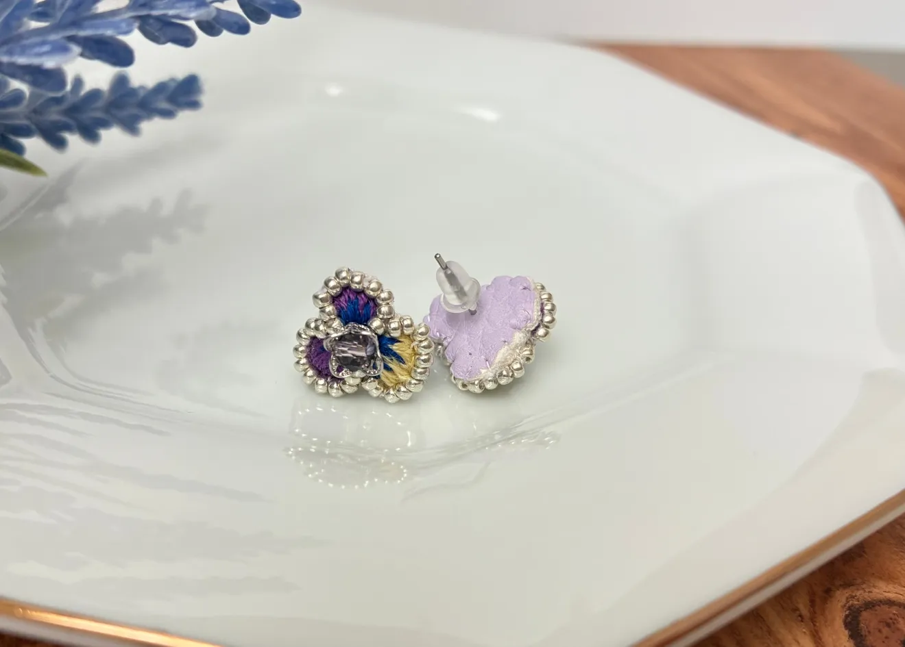刺繍とビーズのすみれの花ピアス