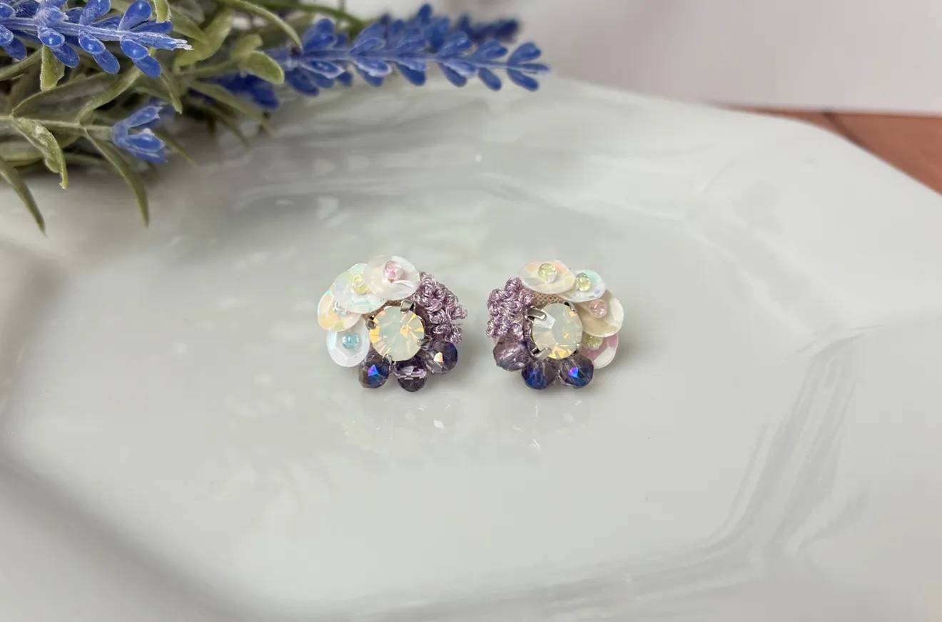 淡パープルの可憐な花ピアス　