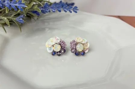 淡パープルの可憐な花ピアス　