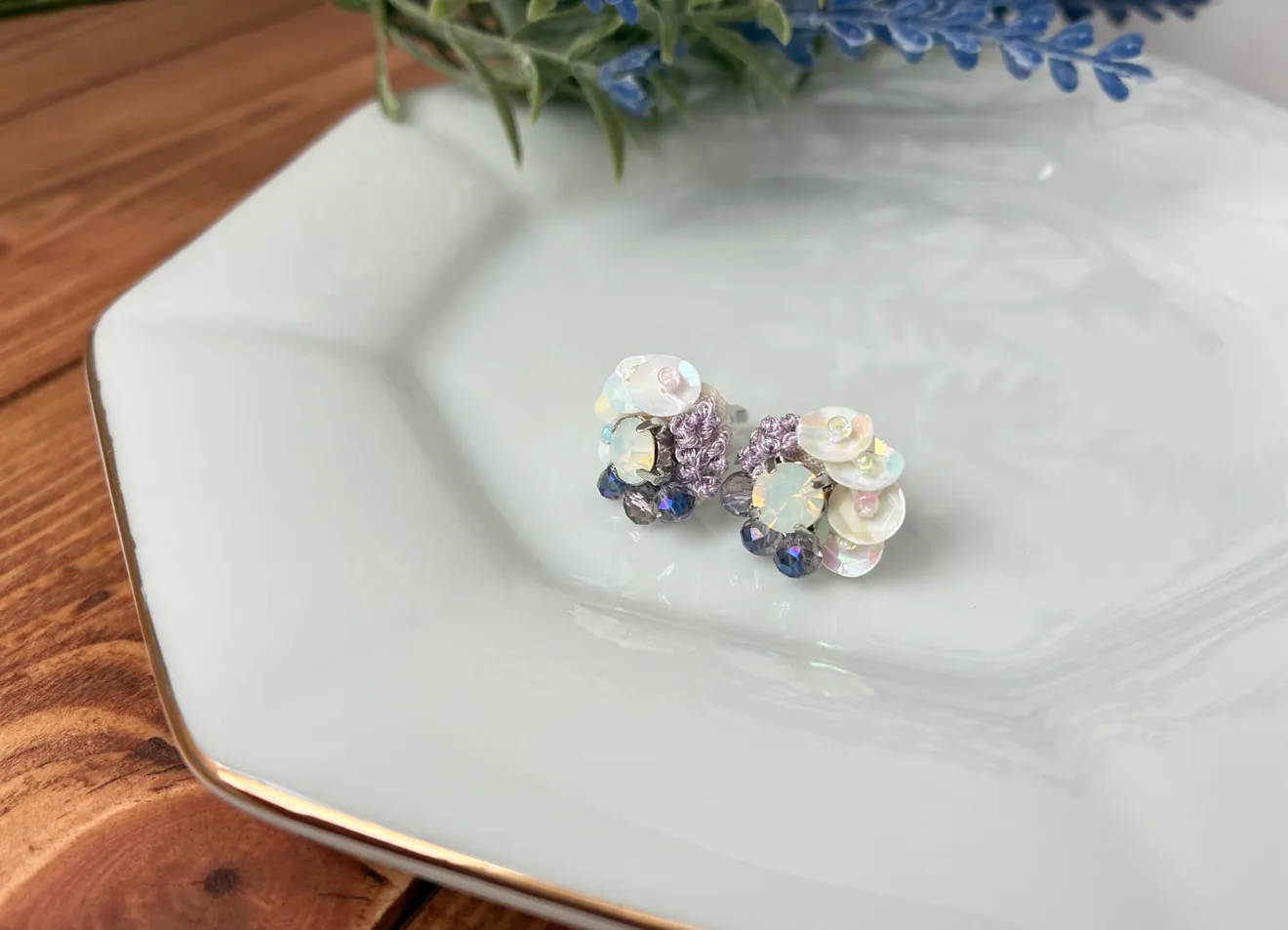 淡パープルの可憐な花ピアス　