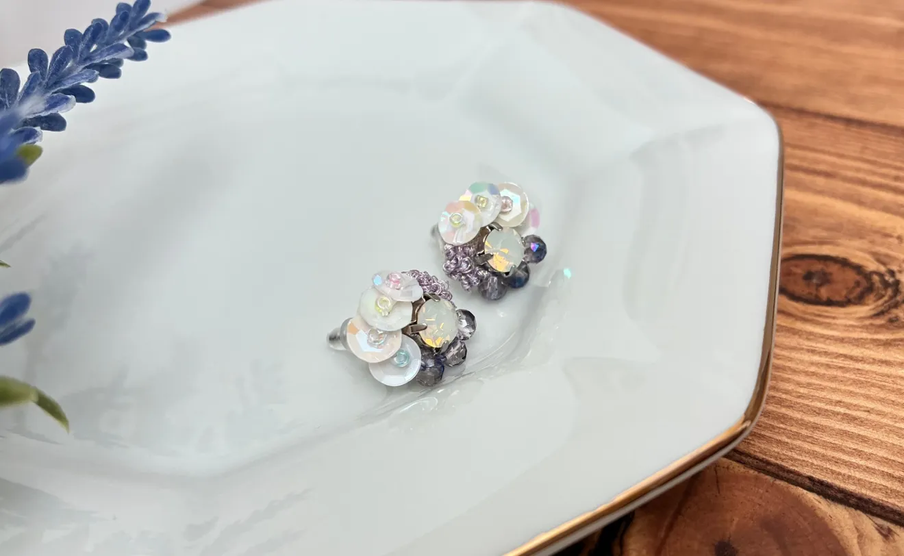 淡パープルの可憐な花ピアス　