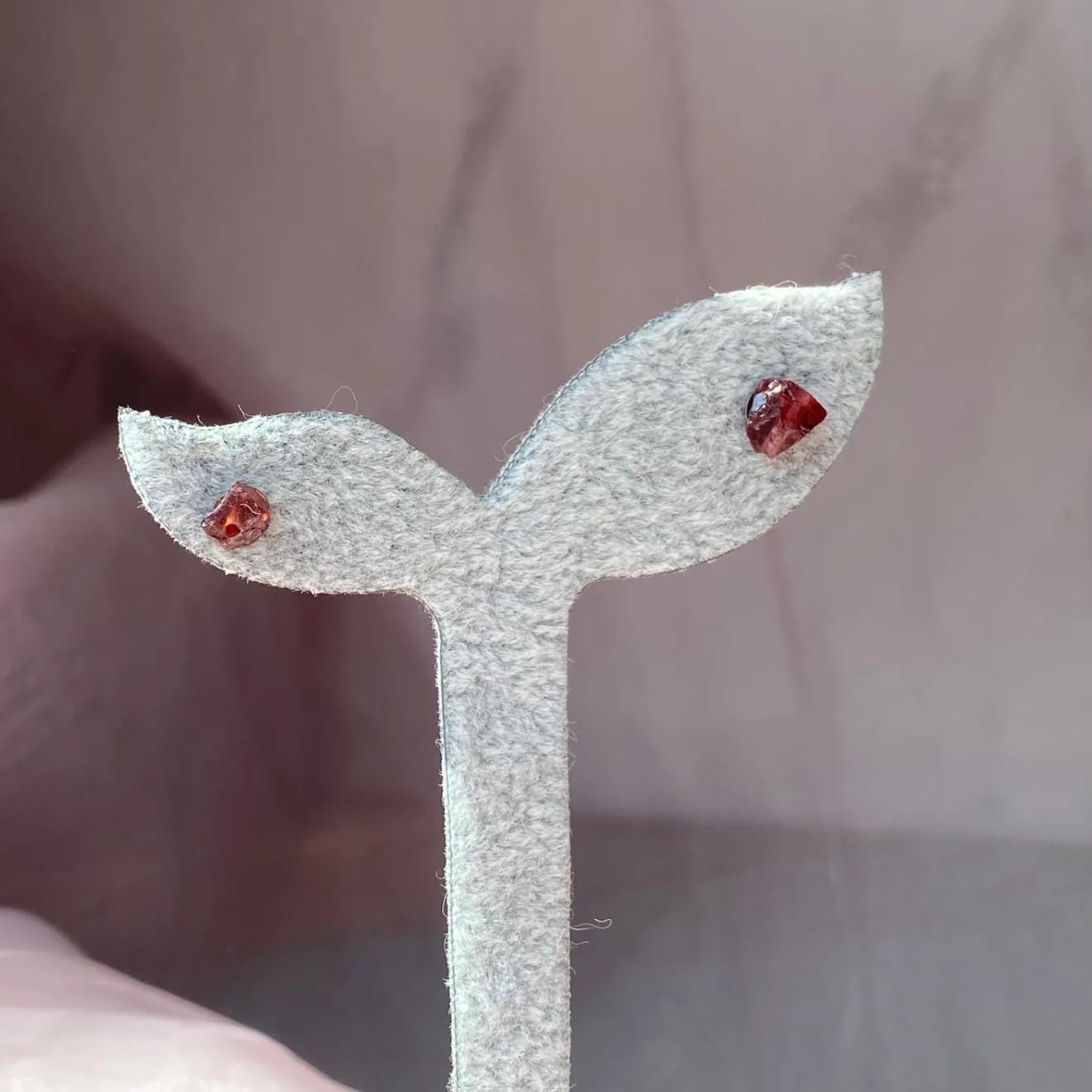 ガーネット一粒ポストピアス｜小さな真紅のきらめき