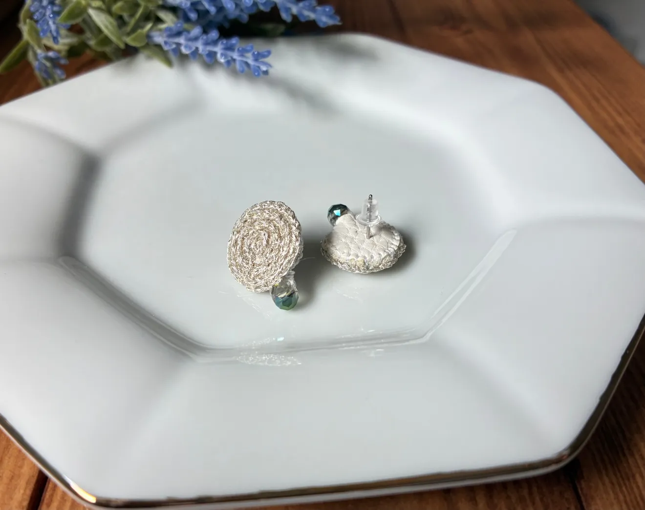 シルバー刺繍とガラスビーズのピアス