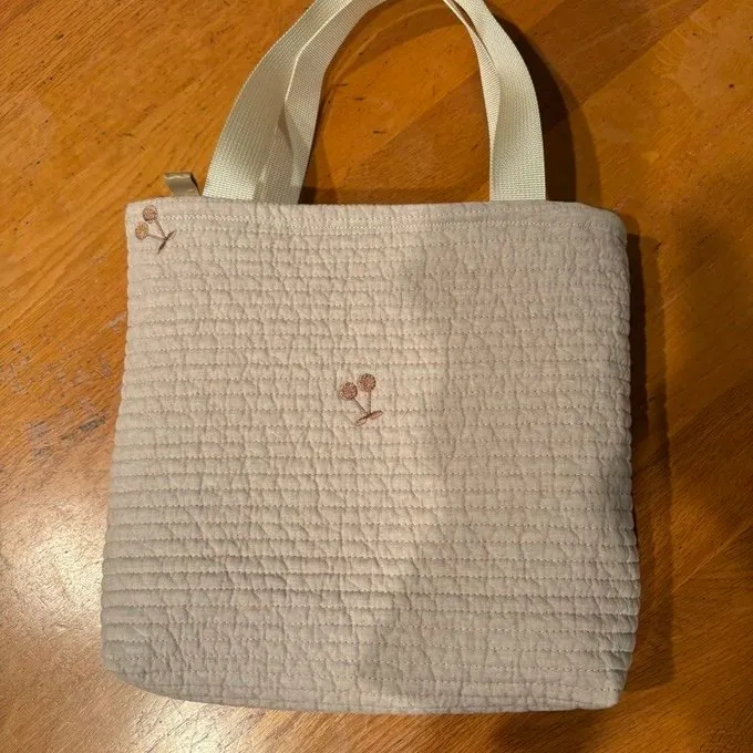 さくらんぼ刺繍のヌビトート〈横ライン〉チャーム付き