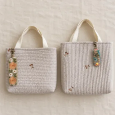 さくらんぼ刺繍のヌビトート〈横ライン〉チャーム付き
