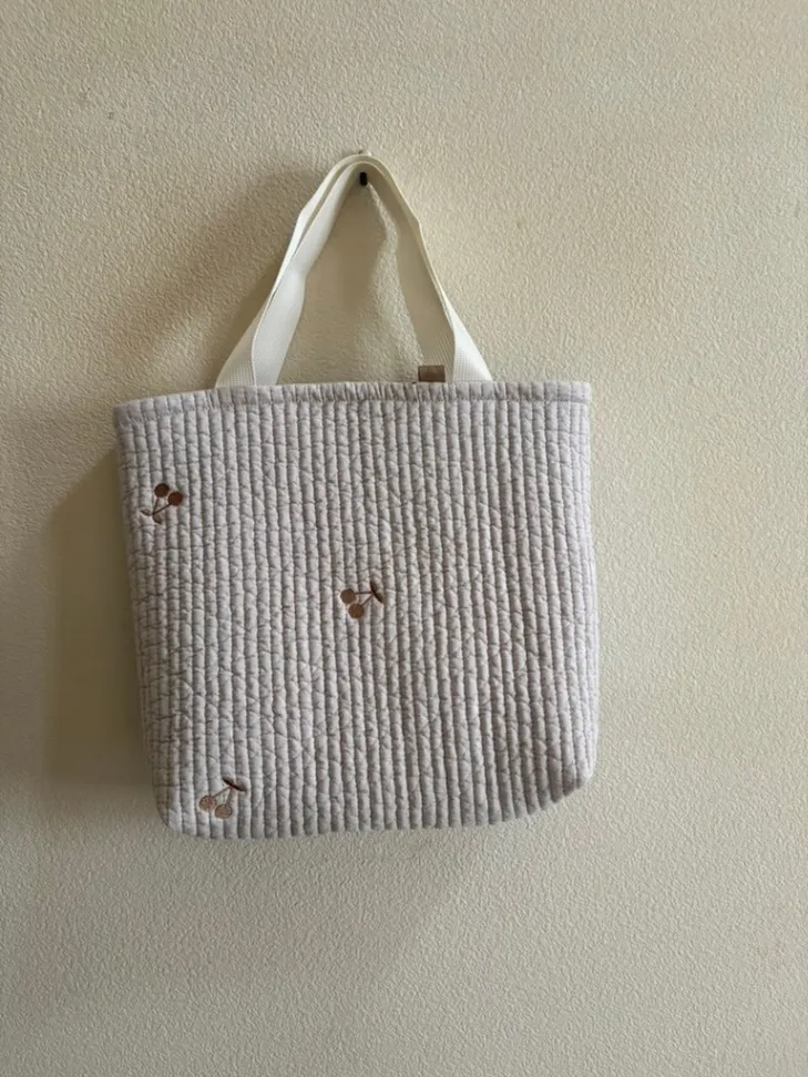 さくらんぼ刺繍のヌビトート〈縦ライン〉チャーム付き