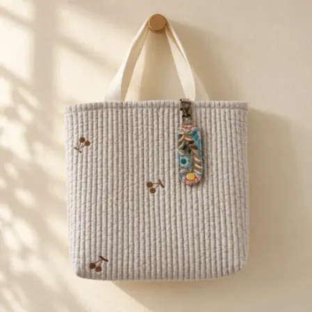 さくらんぼ刺繍のヌビトート〈縦ライン〉チャーム付き