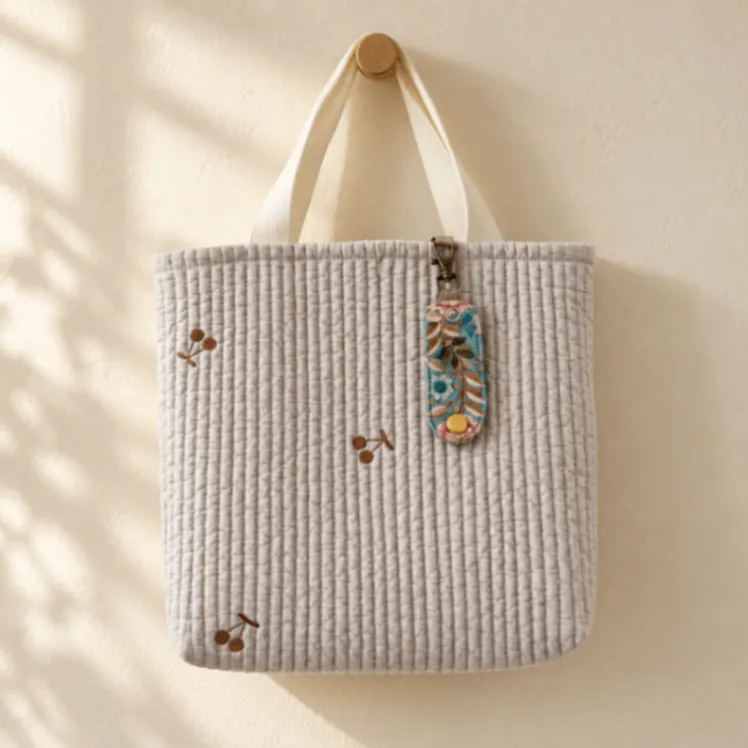さくらんぼ刺繍のヌビトート〈縦ライン〉チャーム付き