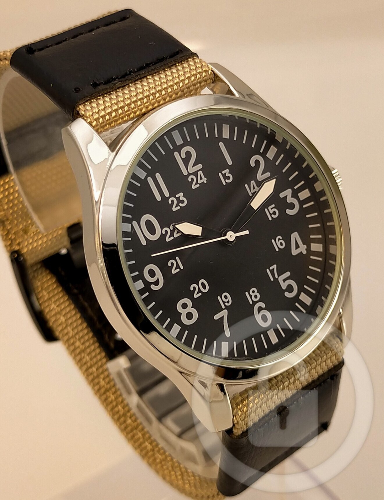 プレーンアビエイターに腕時計の原点を見出す【ハイブリッドバンド/新品】黒文字盤①