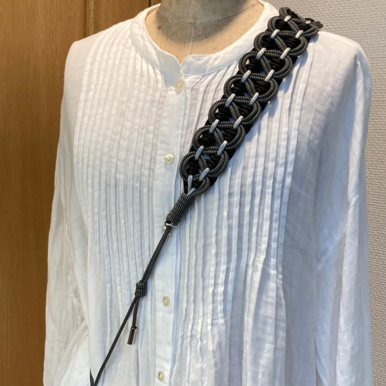 ハンドメイド🌿 パラコード スマホショルダーストラップ「コトノハ」ブラック×ドットモダン黒×シルバー