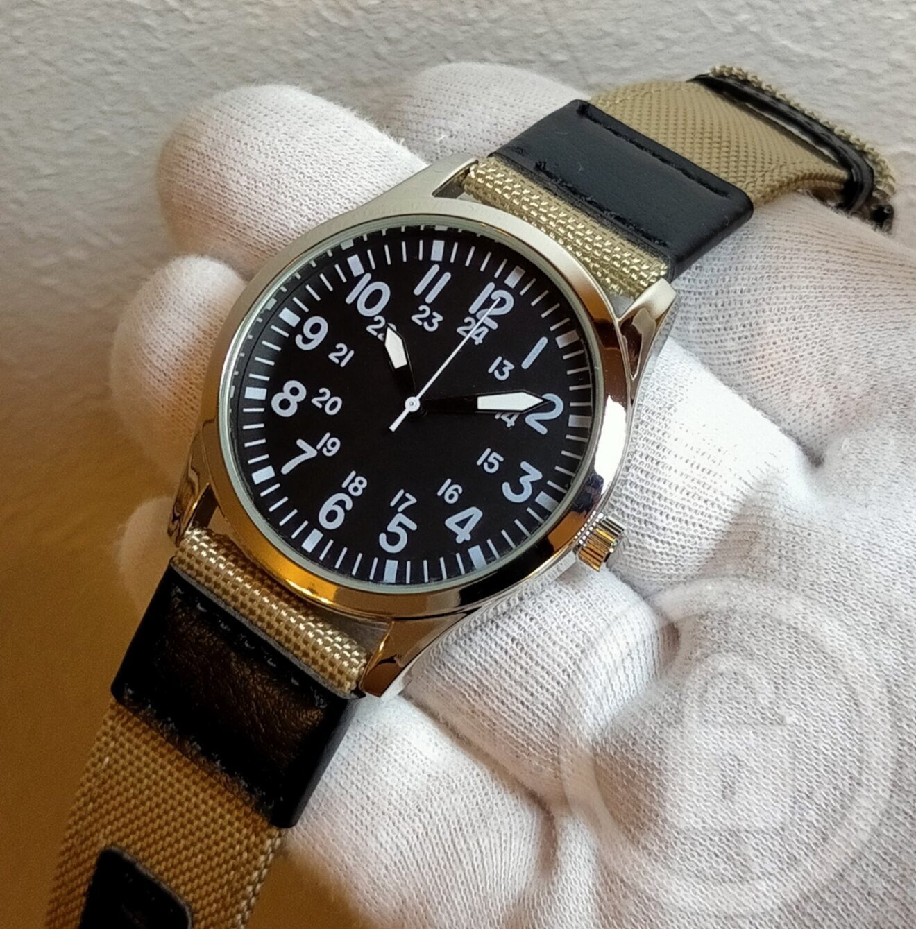 プレーンアビエイターに腕時計の原点を見出す【ハイブリッドバンド/新品】黒文字盤①