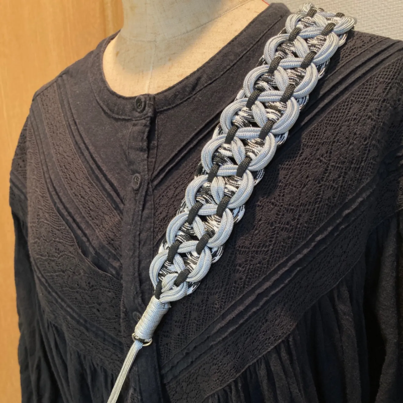 ハンドメイド🌿 パラコード スマホショルダーストラップ「YOHAKU」白黒迷彩×シルバー×黒