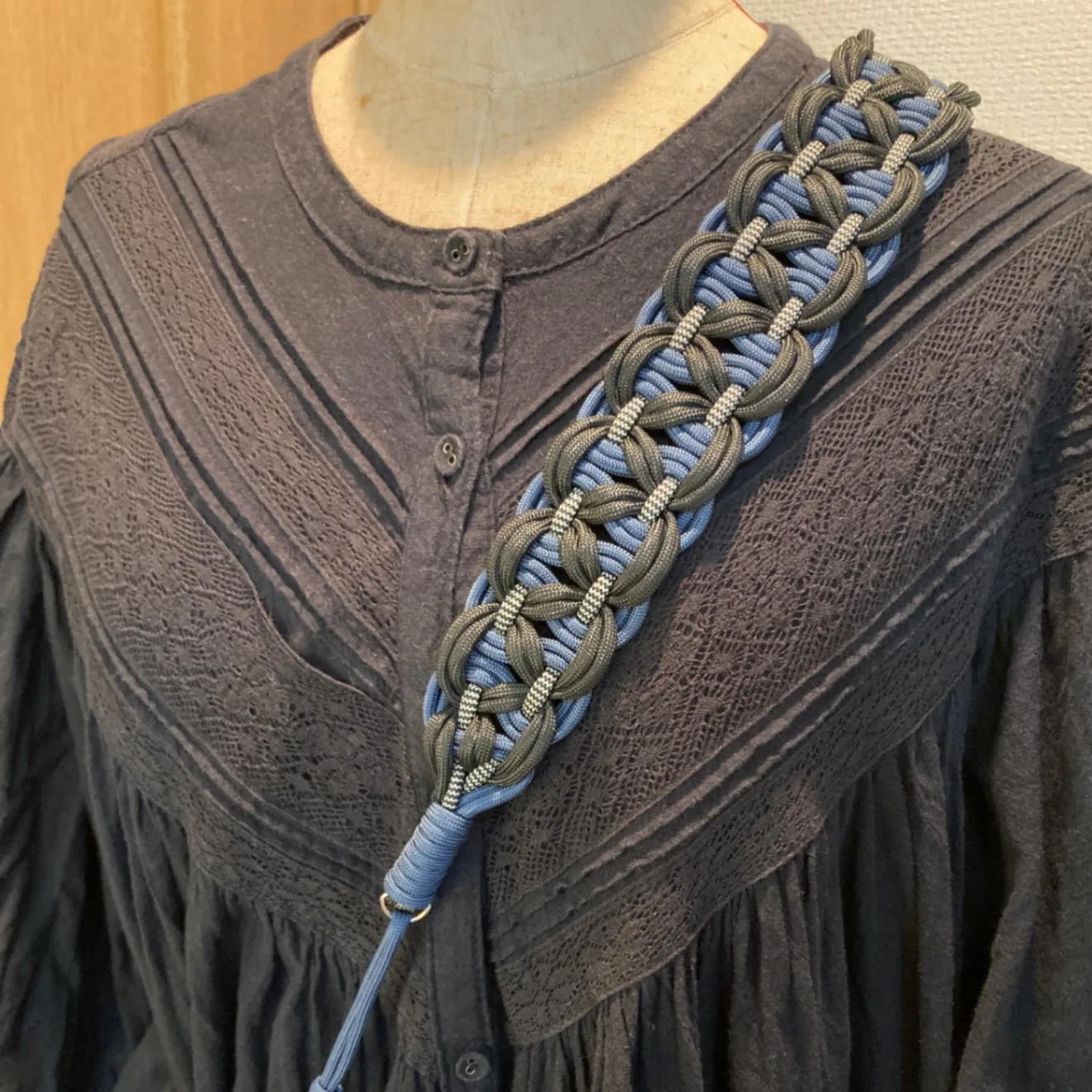 ハンドメイド🌿 パラコード スマホショルダーストラップ「名前のない時間」ネイビー×黒×ドットモダン黒