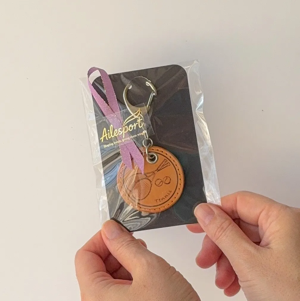 テニスを楽しんでいる方へ。名入れ本革キーホルダー｜イタリアンレザー｜送料無料
