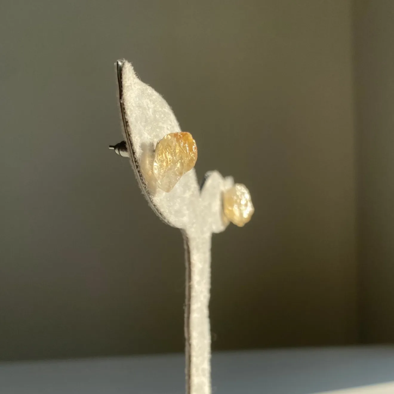 ラフカットシトリンピアス｜蜂蜜色の原石｜ニッケルフリー