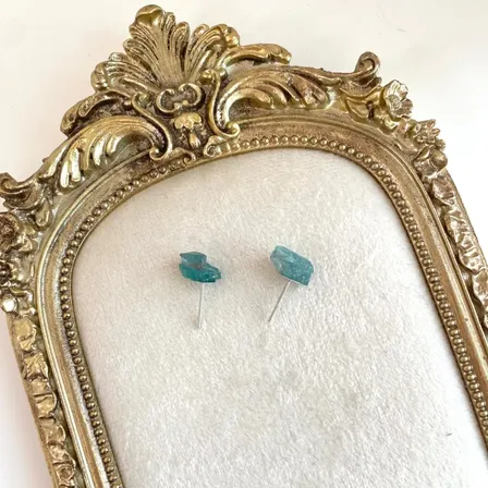 ラフカットアパタイトピアス｜静かな泉の煌めき｜ニッケルフリー