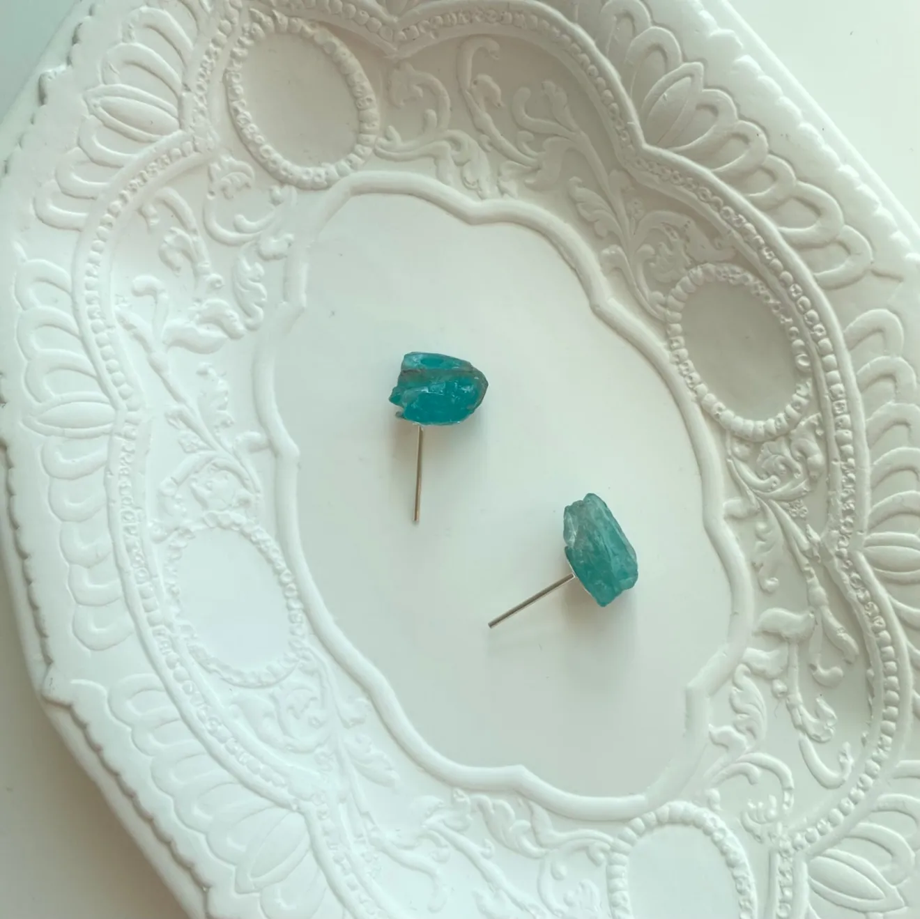 ラフカットアパタイトピアス｜静かな泉の煌めき｜ニッケルフリー
