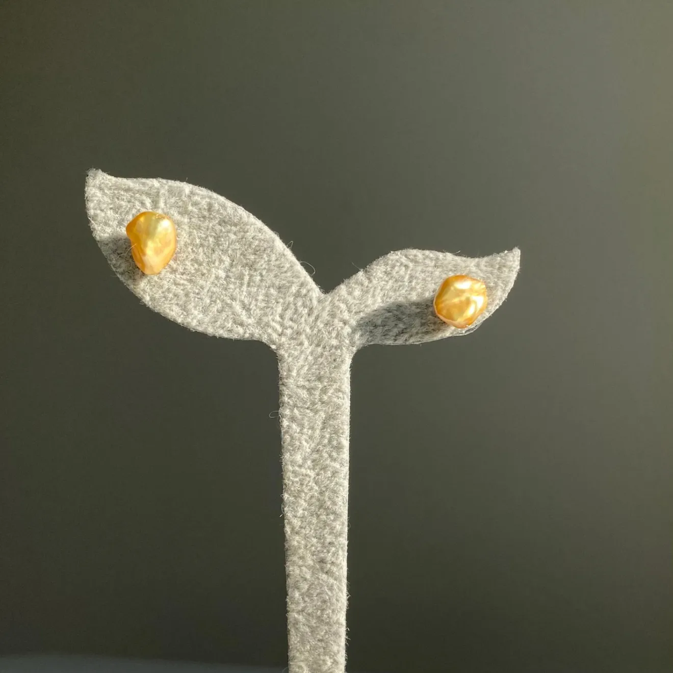 黄色の消しパールピアス｜小さな黄金のしずく｜ニッケルフリー