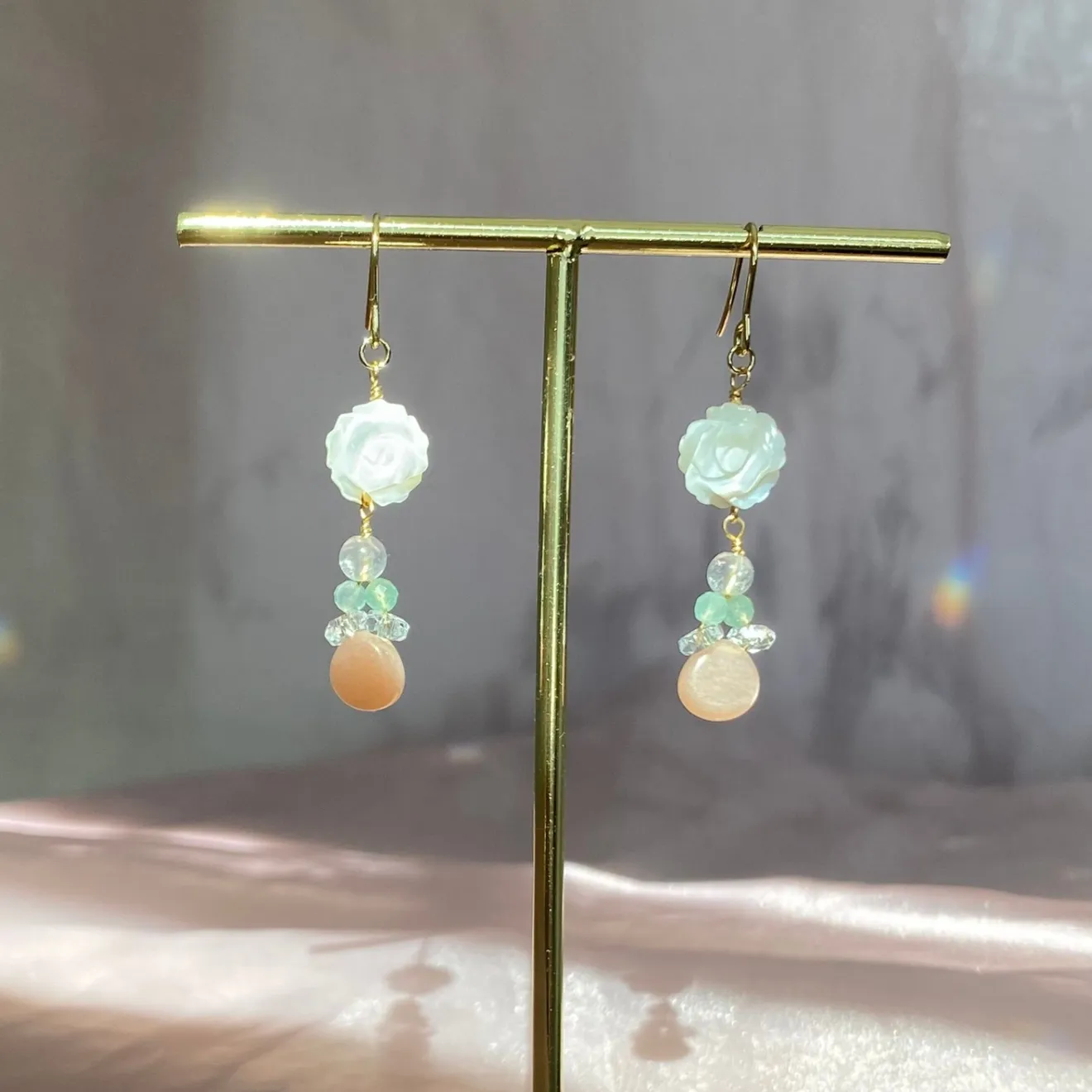 白蝶貝のバラ咲く頃｜5石の揺れるピアス｜ニッケルフリー