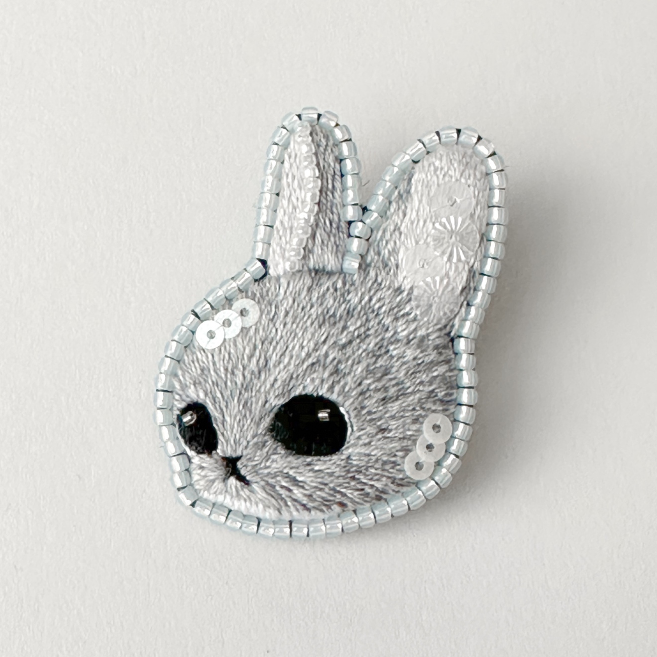 グレー立ち耳うさぎのビーズ刺繍ブローチ【ハンドメイド】