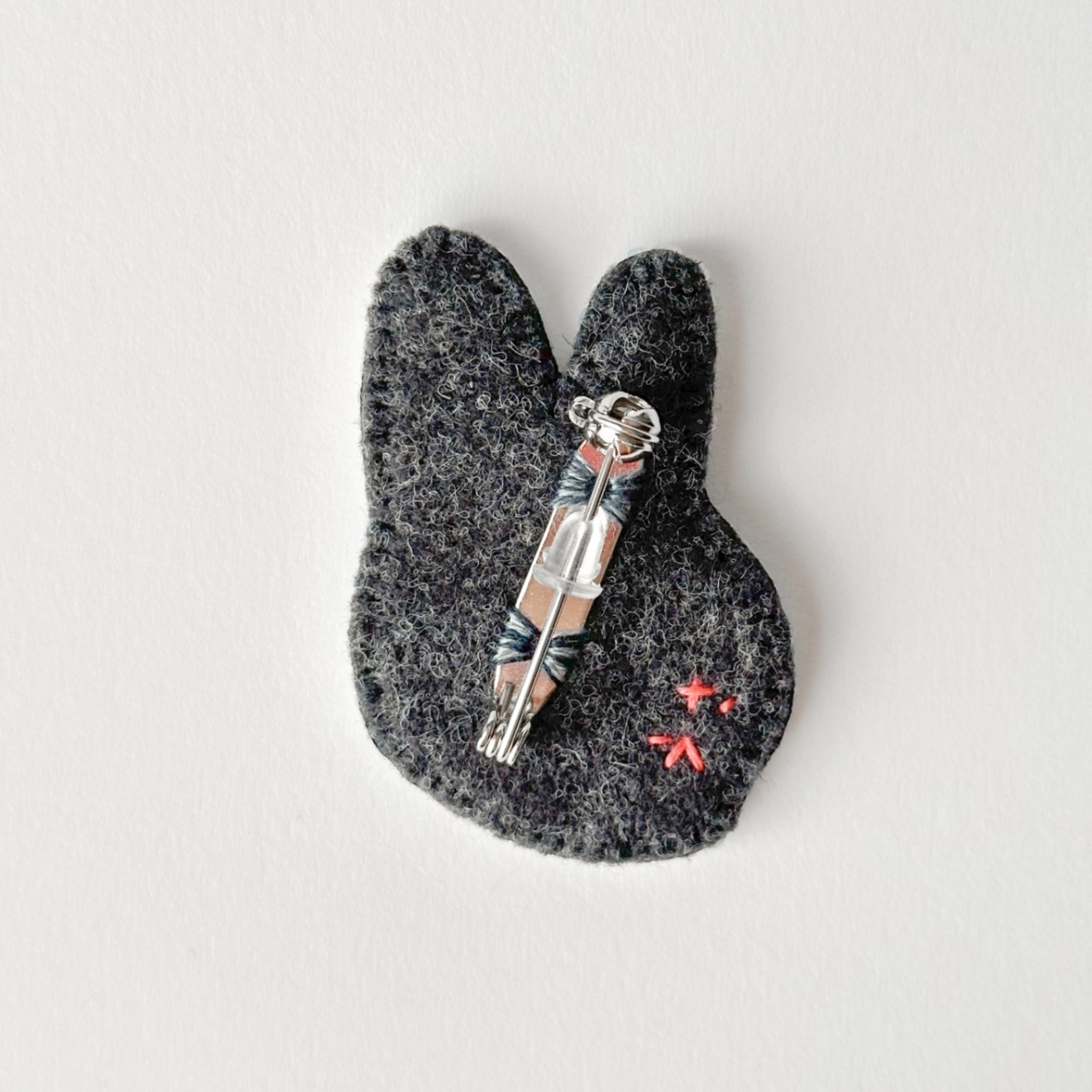 グレー立ち耳うさぎのビーズ刺繍ブローチ【ハンドメイド】