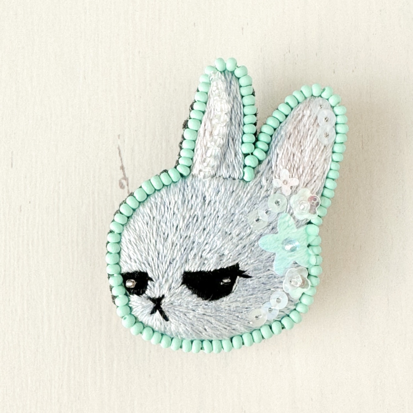 水色立ち耳うさぎのビーズ刺繍ブローチ【ハンドメイド】