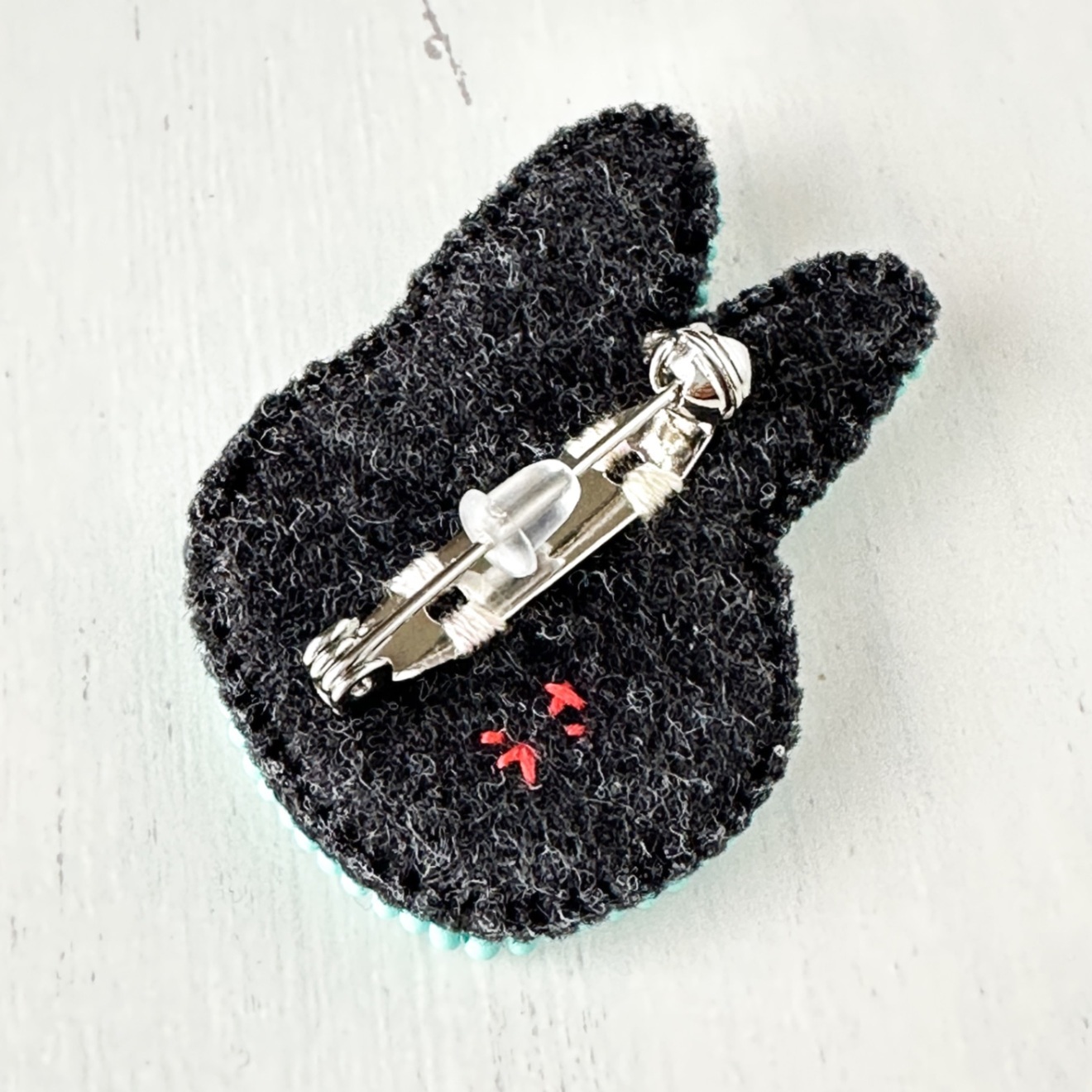 水色立ち耳うさぎのビーズ刺繍ブローチ【ハンドメイド】