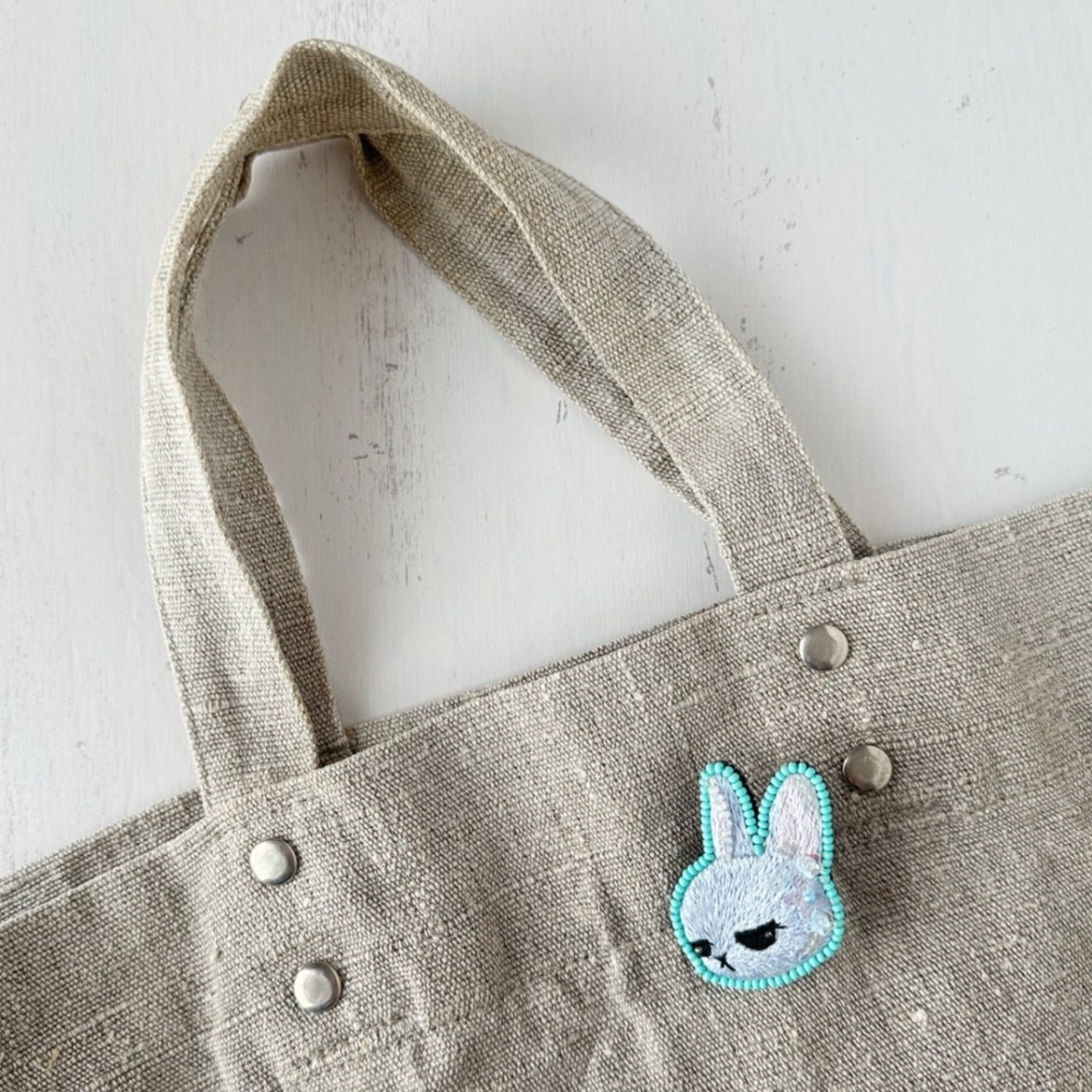 水色立ち耳うさぎのビーズ刺繍ブローチ【ハンドメイド】