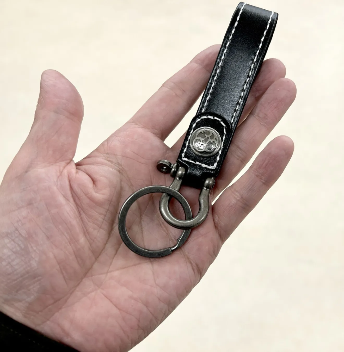 レザー キーリング コンチョ付き 革製キーホルダー ホワイトステッチ アンティーク調