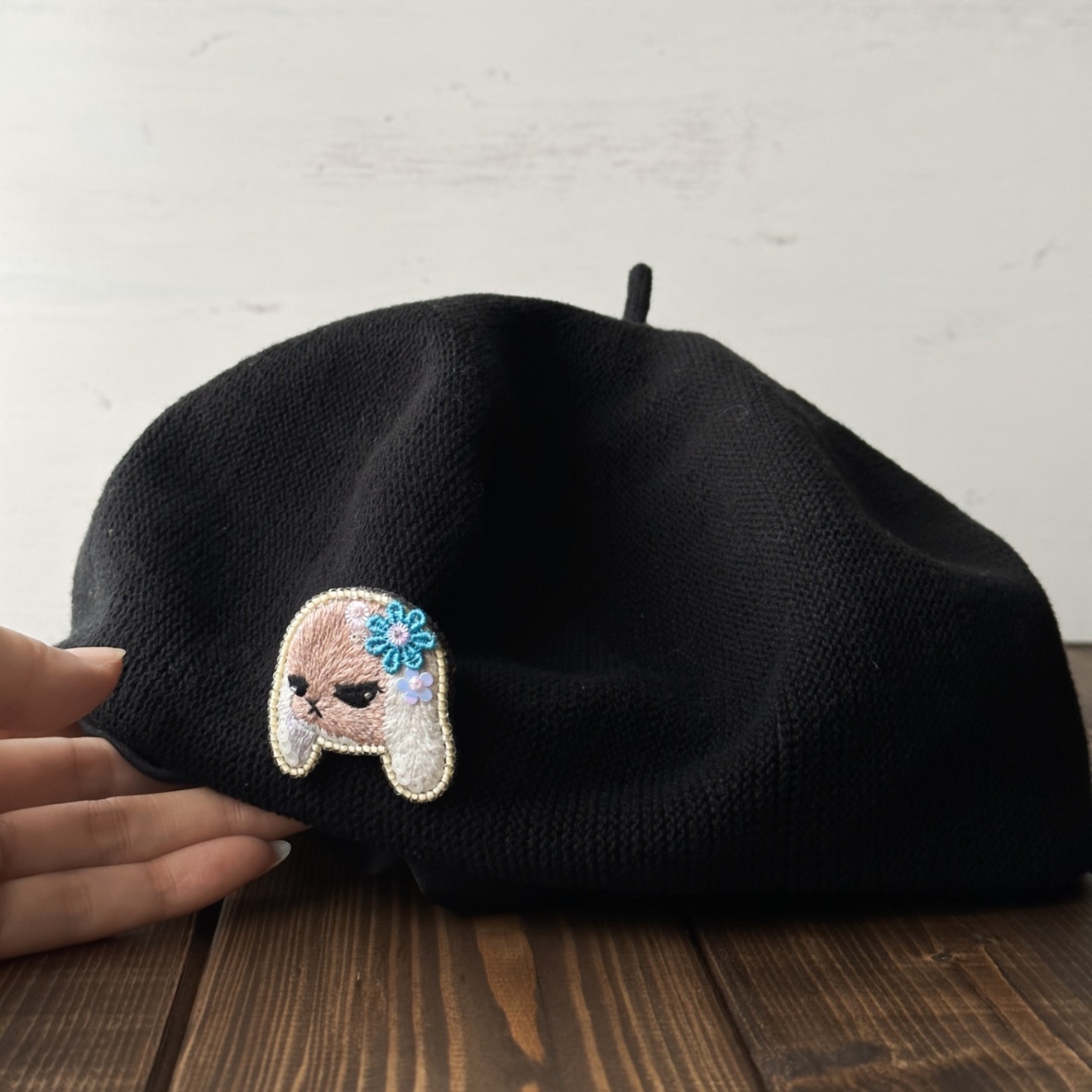 お花たれ耳うさぎのビーズ刺繍ブローチ【ハンドメイド】