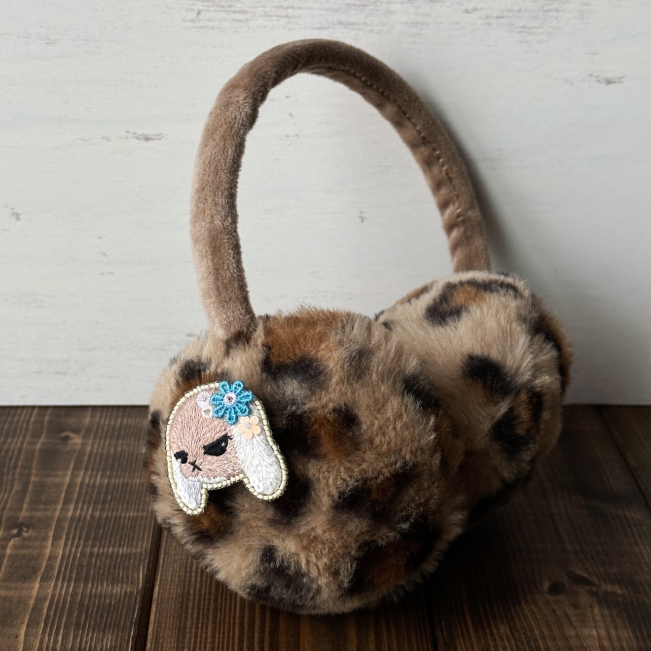 お花たれ耳うさぎのビーズ刺繍ブローチ【ハンドメイド】