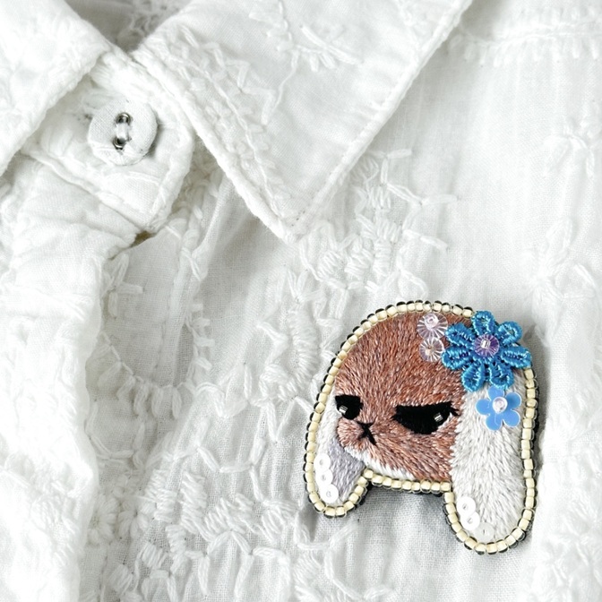 お花たれ耳うさぎのビーズ刺繍ブローチ【ハンドメイド】