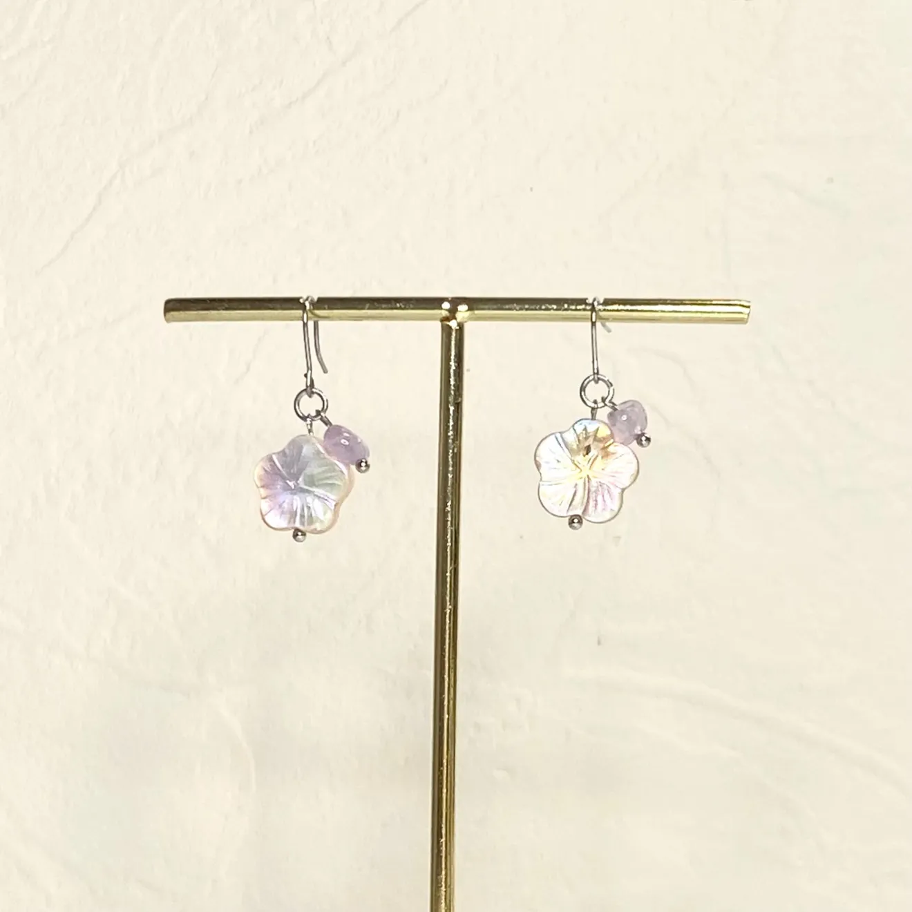アメジスト・天然淡水シェルお花｜上品に揺れるピアス・イヤリング｜ニッケルフリー
