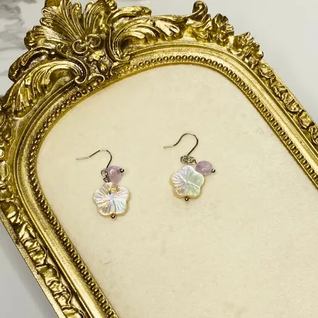 アメジスト・天然淡水シェルお花｜上品に揺れるピアス・イヤリング｜ニッケルフリー