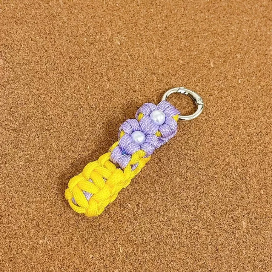 【送料込み】パラコード お花のキーホルダー お家の鍵や車の鍵に💛