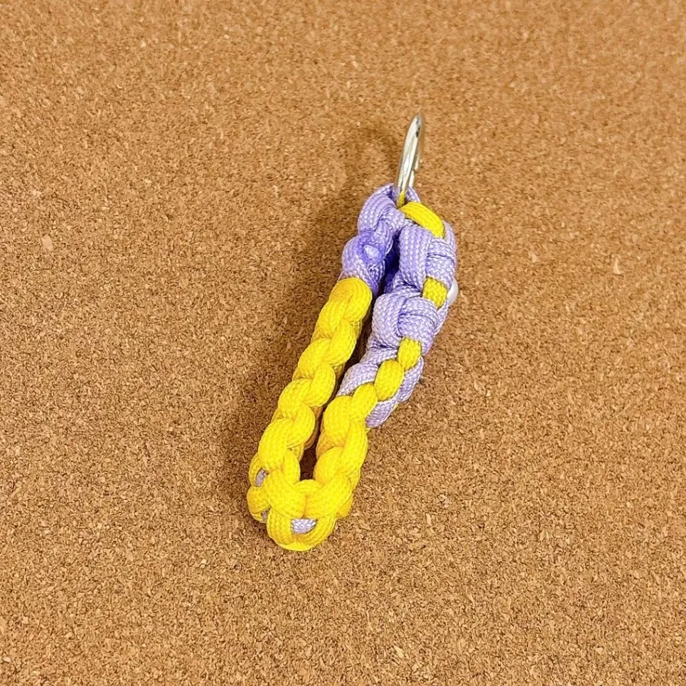 【送料込み】パラコード お花のキーホルダー お家の鍵や車の鍵に💛