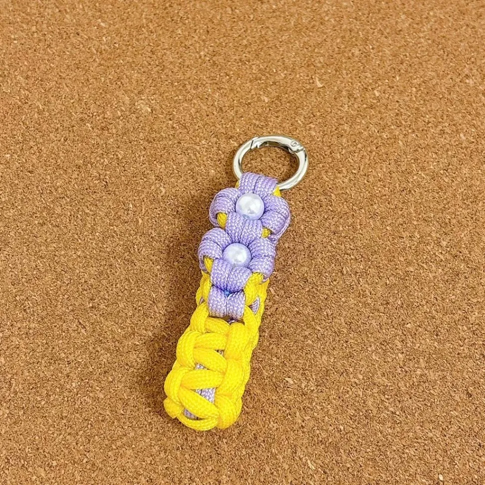 【送料込み】パラコード お花のキーホルダー お家の鍵や車の鍵に💛